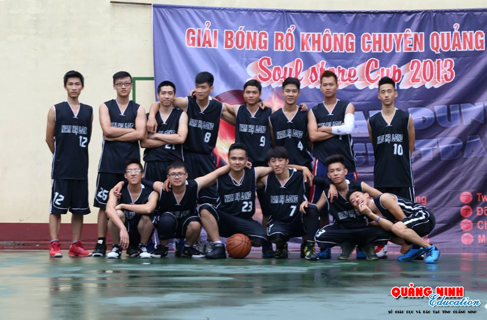 Hoàng ngồi thứ 2 hàng thứ 1 từ phải sang